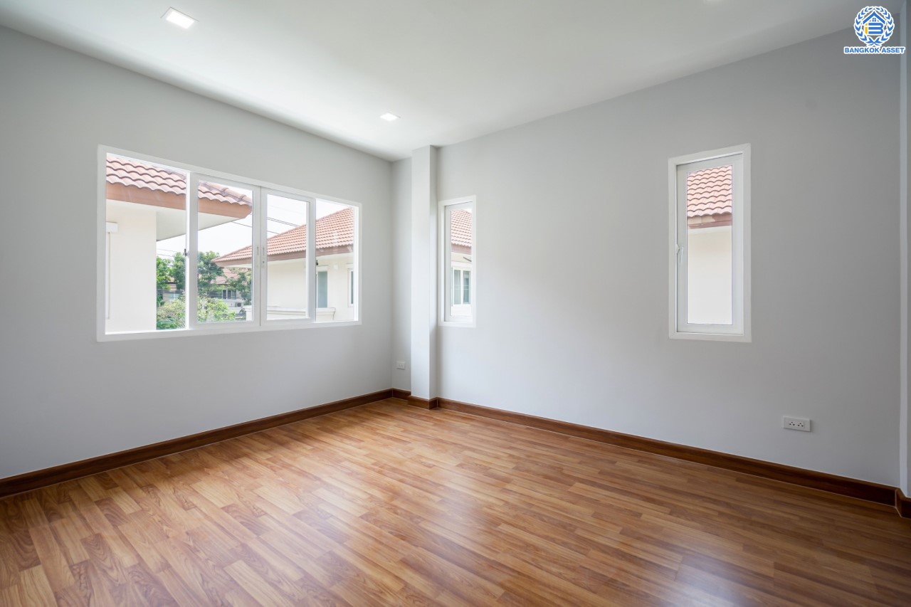 บ้านมือสองตกแต่งใหม่ จากแบรนด์ AP ม.เดอะเซนโทร รัตนาธิเบศร์ หลังมุม เนื้อที่ 60.9 ตร.ว. ฟังก์ชันจัดเต็ม 3 ห้องนอน 3 ห้องน้ำ จอดรถได้ 2 คัน บนทำเลศักยภาพ เชื่อมต่อหลายเส้นทางทั้ง ถ.ราชพฤกษ์, ถ.รัตนาธิเบศร์ และถ.กาญจนาภิเษก และเพียง 5 นาทีถึงรถไฟฟ้า "สถานีบางพลู"